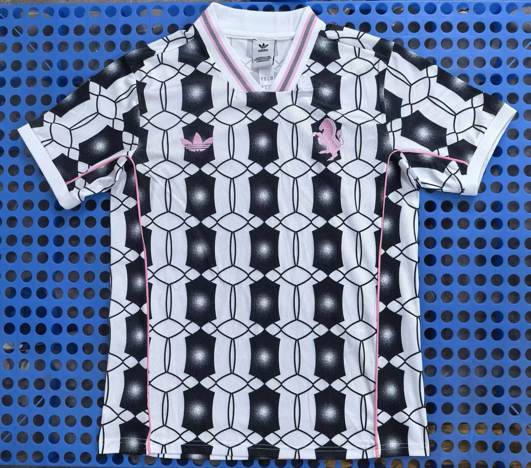 Fan version 25/26 Juventus retro black and white